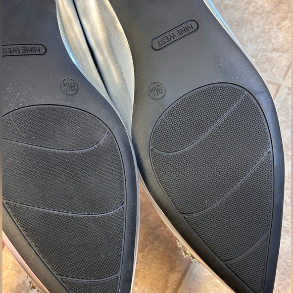 Nine West metallic silver flats w/ crystal embellishments. Sz 8 - Picture 8 of 8